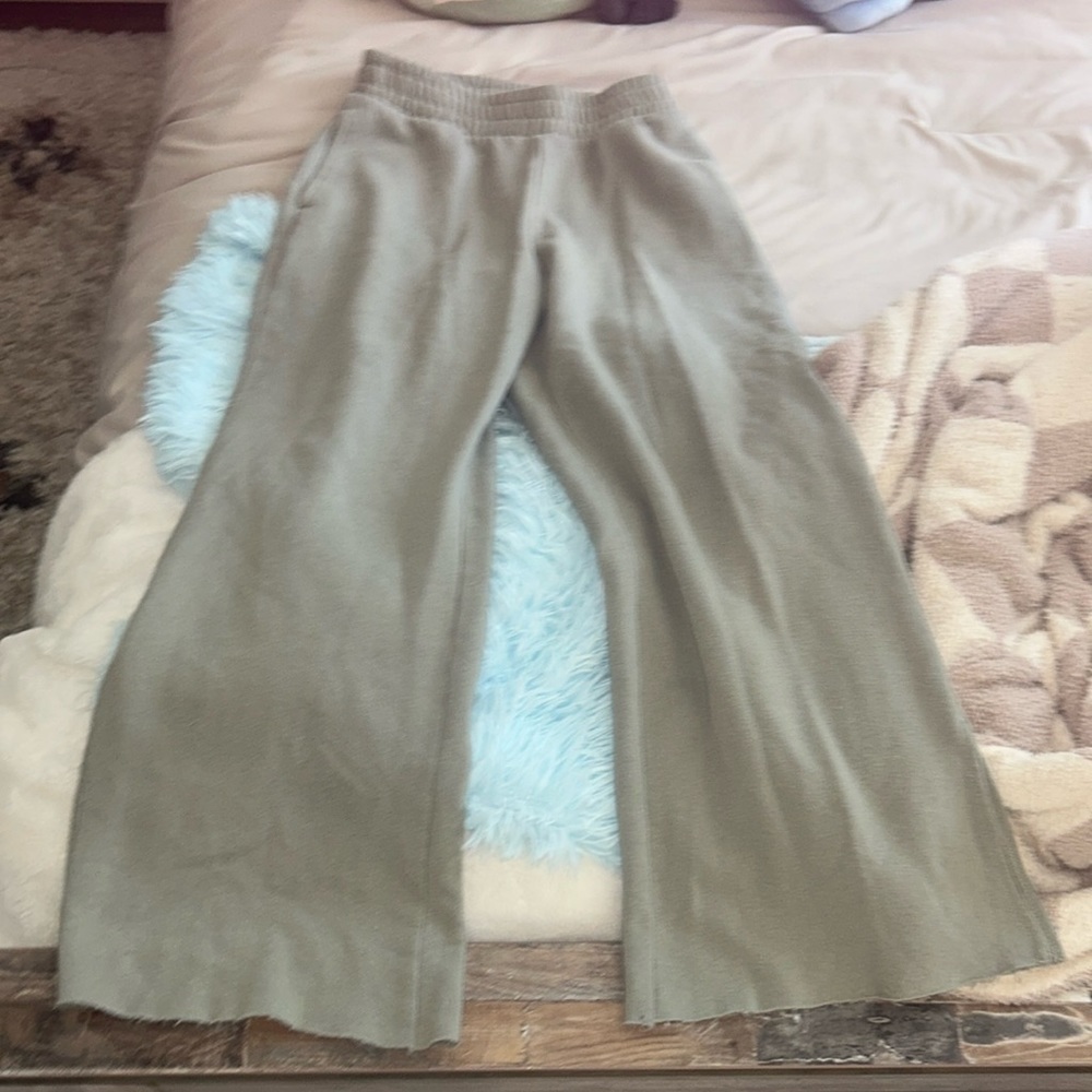 Wide leg sweats, so cute with any top, size small, bought from a boutique